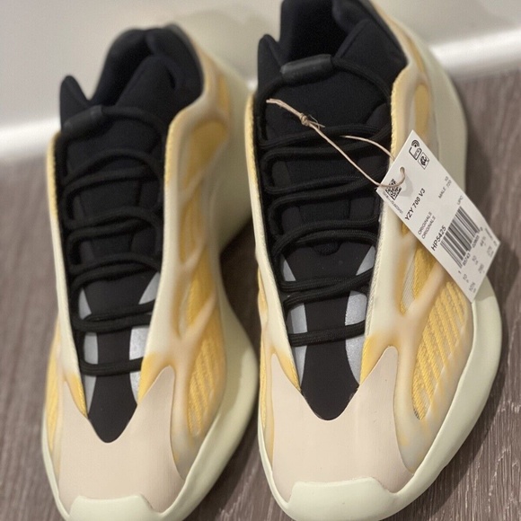 Adidas Yeezy 700 V3 Mono Safflower - Picture 5 of 5
